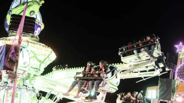 Gente disfrutando de atracciones en el recinto ferial de Valdespartera.