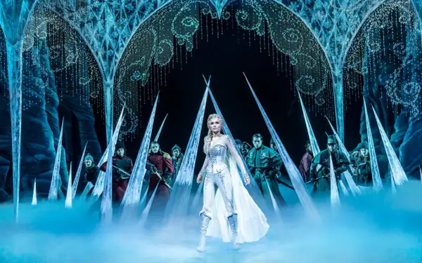 Elsa, con su traje helado, lidera un ejército en un palacio de hielo. La magia de Frozen Zaragoza cobra vida.