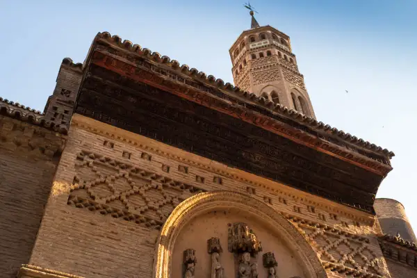 Detalle arquitectónico del templo Zaragoza, con su torre mudéjar y fachadas de ladrillo con motivos geométricos.