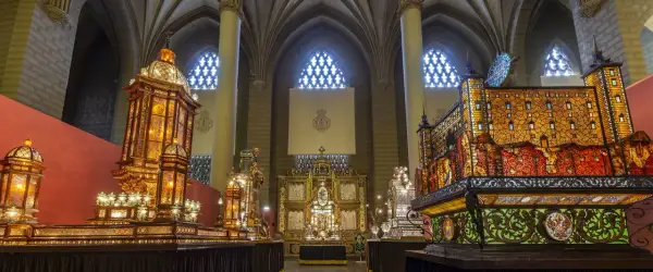 Exhibición de pasos de Semana Santa en Zaragoza, con un impresionante rosario de cristal que ilumina la escena.