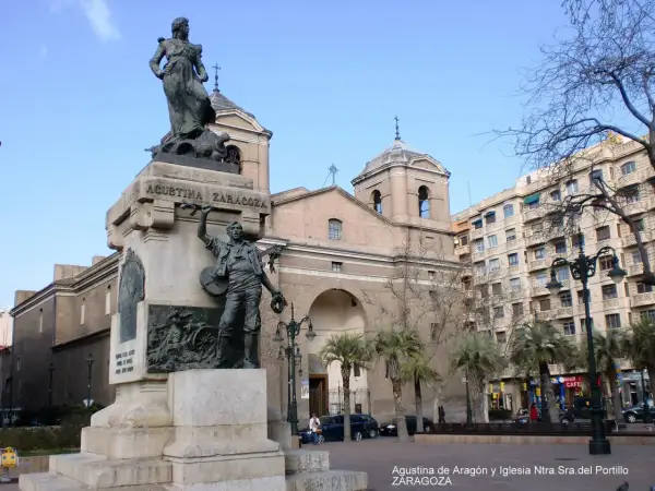 Monumento a Agustina de Aragón en la plaza del Portillo, Zaragoza, con la iglesia de Nuestra Señora del Portillo al fondo.