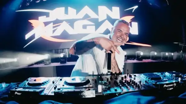 Juan Magán en concierto en Zaragoza, animando la fiesta con su música y energía.