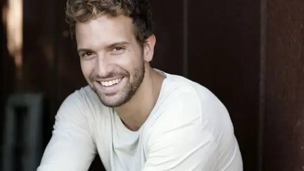 Pablo Alborán sonríe, ¡consigue tus entradas para su concierto en Zaragoza!