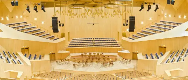 Interior moderno de un auditorio de madera, listo para grandes conciertos en el auditorio Zaragoza.