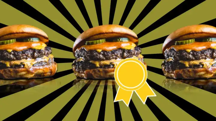 Tres jugosas hamburguesas de **Champions Burger Zaragoza**, con doble carne y queso fundido, listas para ser devoradas. ¡Un premio para tu paladar!